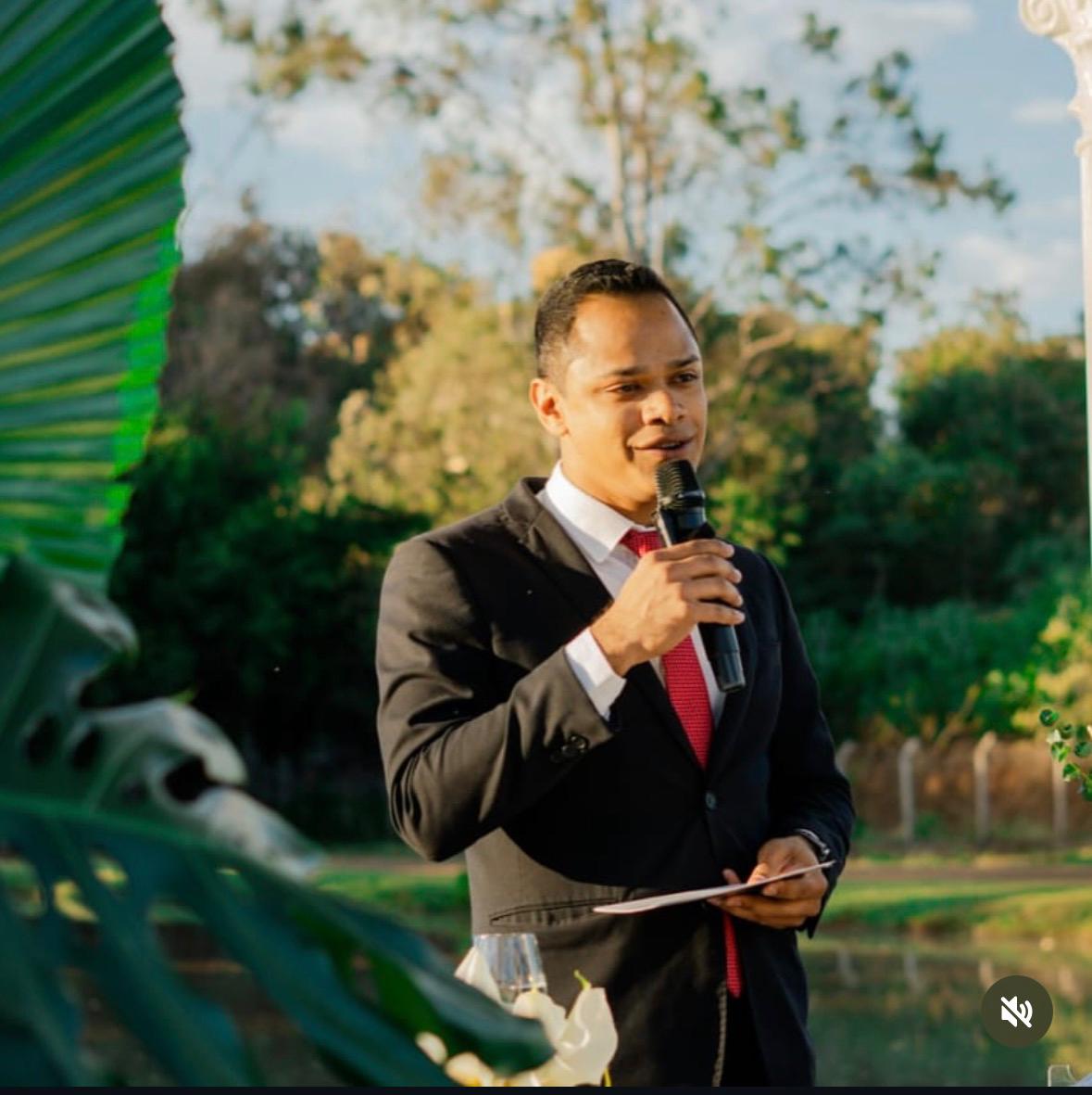 Michel Tavares celebrando cerimônia ao ar livre